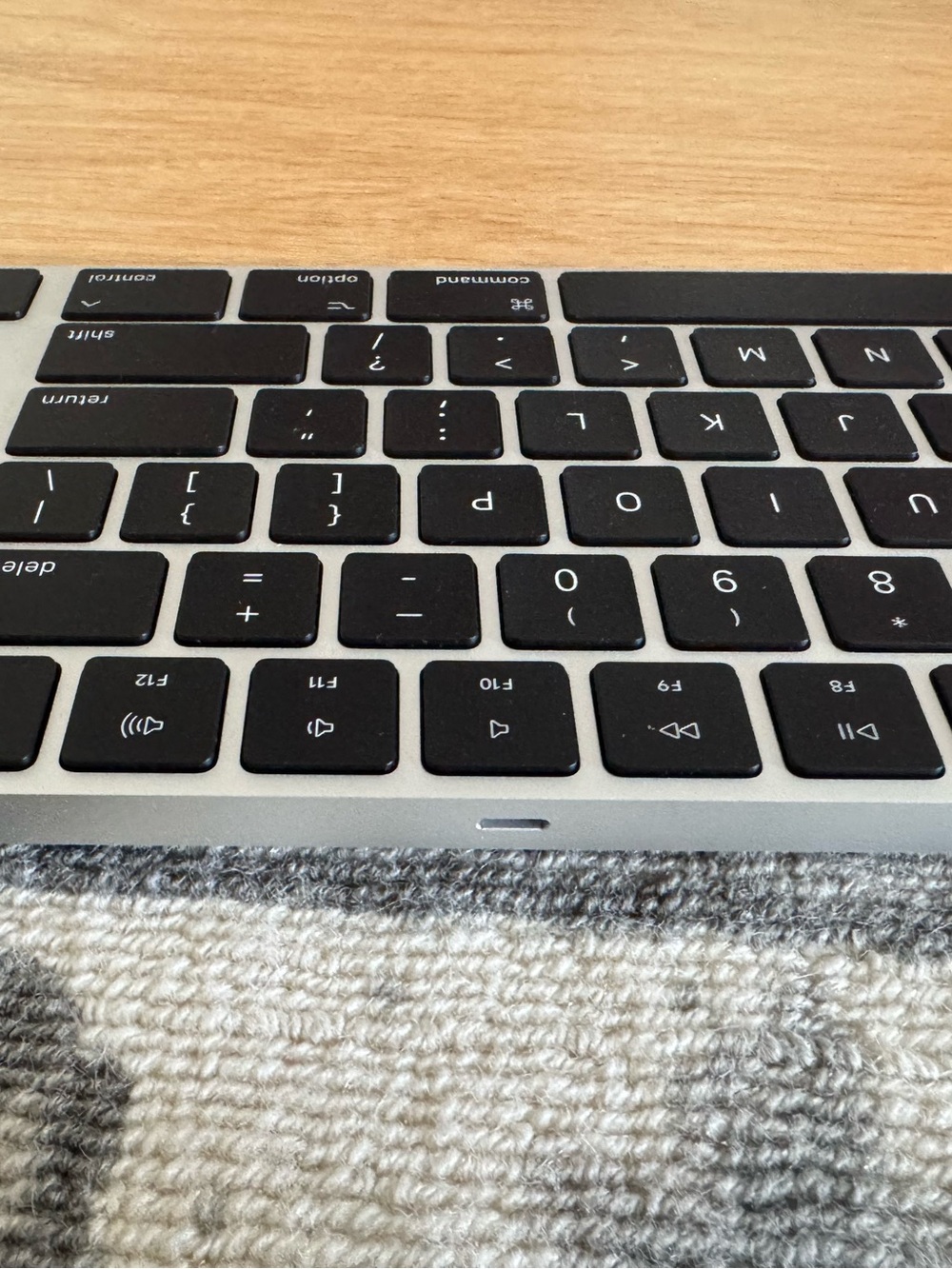 Apple magic Wireless Keyboard - Silver with Black Keys - Picture 5 of 5